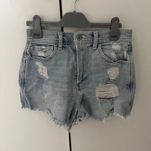 Jeansshorts - Ljusblå jeansshorts med slitningar o mycket bra skick och använda fåtal gånger( inga tecken på användning)💞storlek W26 (Ca S)