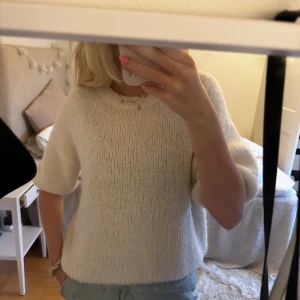 Vit kortärmad stickad  - Vit kortärmad stickad tröja från Chelsea, helt ny och nypris är 500kr