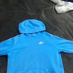 Nike hoodie  - Säljer en nike tröja har blivit för liten för mig skicka 9/10 Nypris 600 har inte använt den jätte mycket 