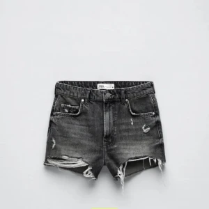 Zara shorts - Säljer dessa jätte fina svarta zara shorts. Säljer för att dom satt lite stort på mig.💗