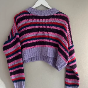 Stickad tröja  - Färgglad stickad tröja 💜🧡 jättefint skick! 