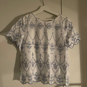 Fin sommarblus - blus med blåa detaljer! från hamton republic, står att det är storlek 40 men passar S/M