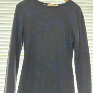 Säljer denna långklänning från Carin Wester i storlek S. Väldigt fin klänning och den är i använt skick, men har inga skavanker osv. Klänningen är svart med mörkblåa mönster . (Fick inte med en helbild av klänningen) 