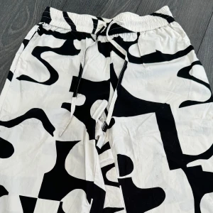 Mönstrade byxor - STOCKH LM  - Säljer dessa mönstrade byxor (svartvita) från märket STOCKH LM. Storlek S. Väldigt gott skick, väldigt fina. 