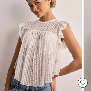 Vit topp - Super fin topp från Nelly, perfekt till fest men funkar även till vardags 💞  Helt oanvänd, prislappen sitter kvar 🥰  Storlek XS men passar även S. 