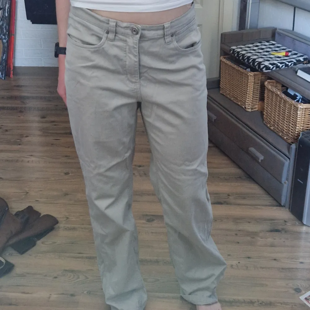 Baggy byxor i beige. En blandning mellan jeans och kostymbyxor.. Farkut & Housut.
