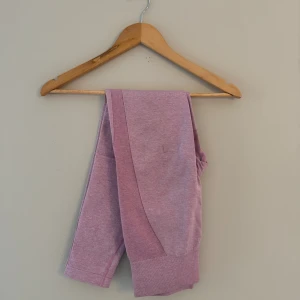 Gymshark tights seamelss rosa - Vädligt sköna & stretchiga! Använda få antal ggr så är som nya i skicket!! Kap!!