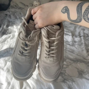 Buffalo Chai skor  - Buffalo Chai Sneakers i fint skick! Använda 2 gånger. Är lite skavda på ena sidan (se bild) förövrigt som nya.   Nypris 1359:-  Skickas snabbt. 🥰