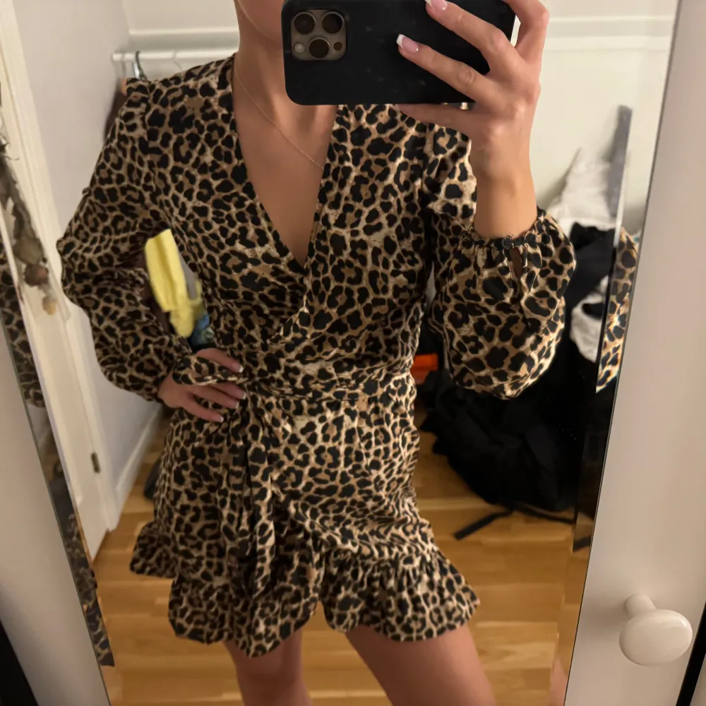 Klänning i leopard som är väldigt trendigt 🥰 Aldrig använd, finns ej kvar på nakd. Klänningar.