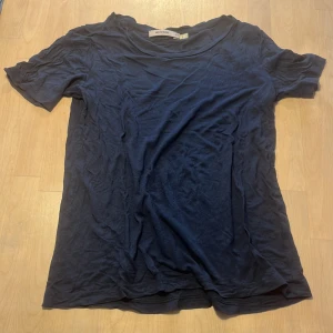 Mjuk t-shirt - Mjuk t-shirt från Whyred som inte är använd på länge då den blivit för liten. Väldigt skönt material!! 