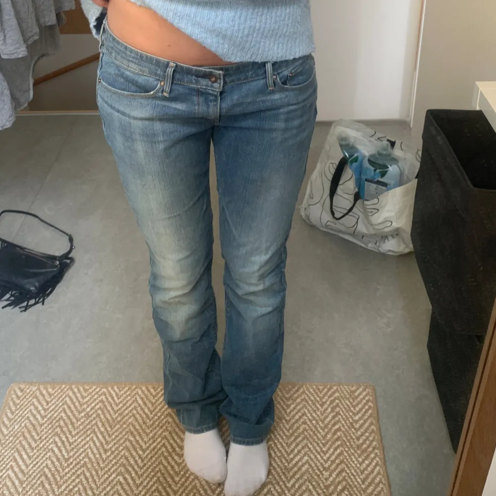 Så fina lågmidjade Levis jeans💕 Skulle säga att dem är i strl 36/38!. Jeans & Byxor.