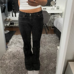 Low waist botcut jeans - Low waist botcut jeans från Gina tricot, de är lite stora på mig och kommer inte till användning 😊
