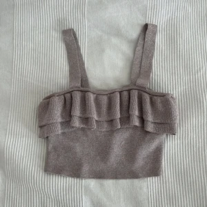 Glittrig topp - Croppad topp med glitter och volanger