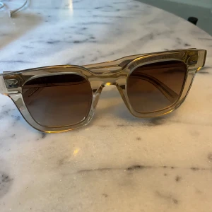 Solglasögon CHIMI - Solglasögon från CHIMI modell=04 färg=ECRU. Använda ett fåtal gånger men de är som nya. Inga repor eller skador någonstans. Köpta för 1350 men säljer för 800! Skriv för fler bilder. (PRIS KAN DISKUTERAS) 