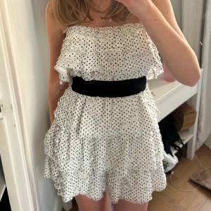 Prickig klänning - Supersöt prickig klänning från zara som går att ha på flera sätt!💕 Storlek XS! pris kan diskuteras vid snabb affär💕