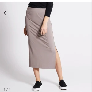 Helt ny kjol från Lager 157 - Aldrig använd och helt ny kjol från Lager 157 (prislapp kvar). Ribbad beige kjol i modellen ”JANINA”. Nypris är 150kr, jag säljer för 99kr eller ge ett bud🥰