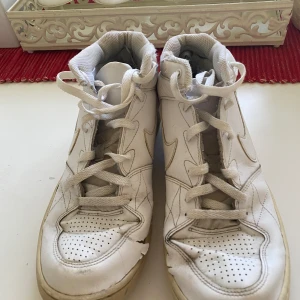 Vita skor från Nike  - Välanvända skor men med tanke på att du endast kan ha 3 bilder så går det ej att visa så mycket men skriv privat så skickar jag resten av bilderna på skorna. Överlag fina & funkar normalt 