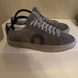 Oliver cabell Low 1 decon  - Storlek 41, ganska avlånga i modellen, Använda 1 gång, köpta i vintras ungefär,  Blev missnöjd med hur de var i storleken och därför väljer jag att sälja de. Pris går o diskutera betalade ungefär 3000kr med tanke på tullavgifter oså.