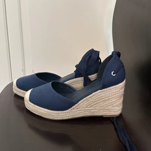 Klackar - Kilklackar i superfin sommarmodell! Helt nya, aldrig använda pga för små. Köpta på Mallorca