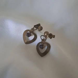 Örhängen med hjärta och lila diamant - Metall missfärgad, men väldigt fina ändå. 😊💗