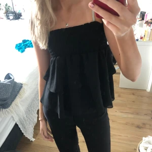 Volangkjol eller topp med volanger - Går att bäras på flera olika sätt; som volangkjol eller tuptopp med volanger 💗 Köpt på Chelsea för 400kr 💗 Inga defekter! Säljer även en likadan i blå leopardfärg 💗