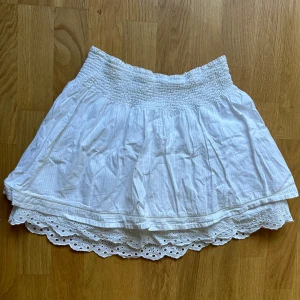 Kjol - Super gullig vit kjol från hm, jättebra skick!  Köparen betalar för frakt🚛💕