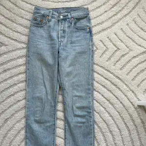 Ljusblåa jeans från Levi’s Model: 501 Säljes pga att de ej passar länge, mycket fint skick!