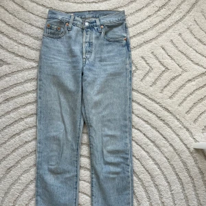 Levi’s jeans - Ljusblåa jeans från Levi’s Model: 501 Säljes pga att de ej passar länge, mycket fint skick!