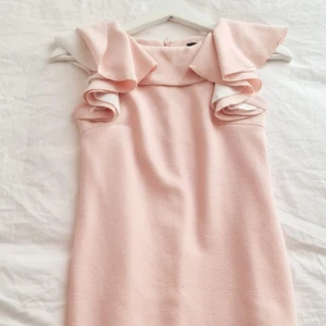 Rosa Klänning!💓💗 - Jag säljer denna jätte fina rosa klänningen som inte går att få tag på längre! Köpte för ungefär 700 spänn på zalando säljer för 110kr Jätte fin för tillexempel student skolavslutning, fest eller andra tillfällen! Använd gärna köp nu