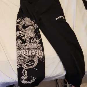 Mjukisbyxor med tryck - Noppriga efter användning några gånger, helt okej skick 