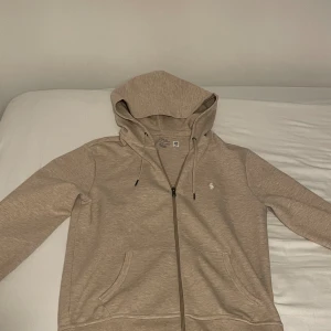 Polo ralph lauren hoodie - Hej! Säljer nu min polo hoodie som är använd en gång sen har den bara suttit i garderoben. Den är helt ny bara använd en gång inga skador eller fläckar. Storlek S