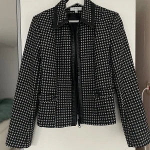 Kavaj/Jacka - Kommer inte till användning, använd fåtal gånger. Liten i storleken, mer som 36 🐼