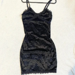 Sammetklänning - Jättefin klänning som funkar både som nattlinne och ute 🤍jättebra skick