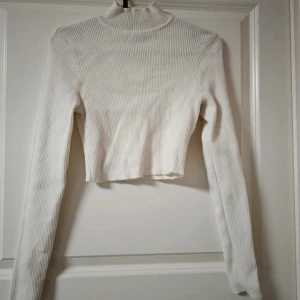 Ribbad crop top S - Endast testad. Nyskick. Katt finns i hemmet.