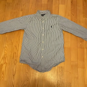 Ralph Lauren Skjorta - Säljer denna feta Ralph Lauren skjorta i storlek 164. Passar perfekt till sommaren. Skick: 8/10. Skriv om ni har fler frågor.👍