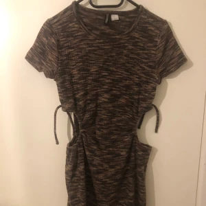 Klänning  - Brun klänning från H&M i storlek S 💗 Passar både M/L. Kontakta vid behov av mer bilder 💕