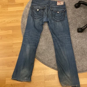 True religion Jeans - Säljer dessa feta true religion som har lite distress på knäna men det gör bara byxorna snyggare. Har du nå frågor är det bara att fråga👍👍👍