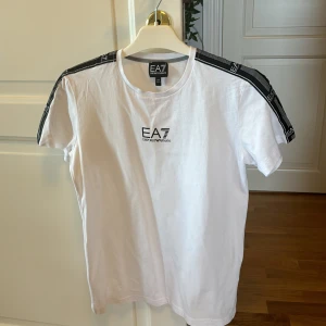 Snygg tröja  - Helt ny och mycket stilig 