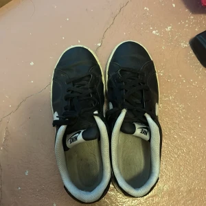 Sneakers - Ett par fina äkta sneakers i bra skicka från märket Nike