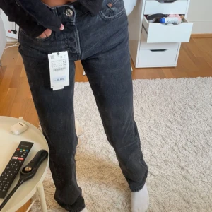 svarta jeans - skitsnygga jeans ifrån asos, knappt använda. slutsålda på hemsidan, nypris 449! midwaist