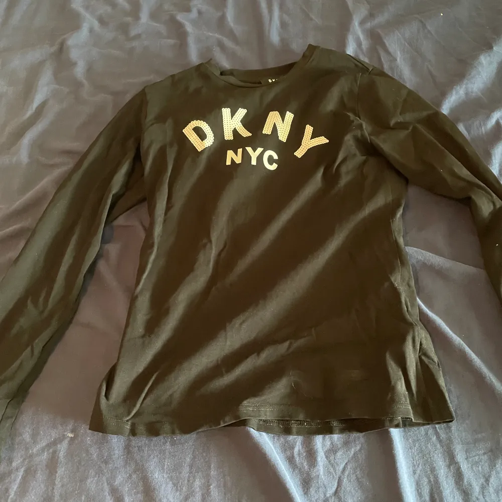  DKNY långärmad tröja som säljs då den aldrig används. Är i storlek M. Är som ny!. Tröjor & Koftor.