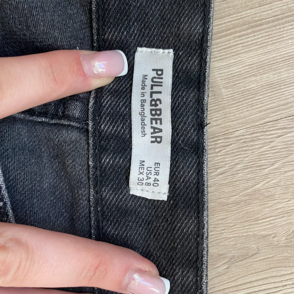 Säljer nu dessa supersnygga byxor som inte kommer till användning då de är för små för mig! Supersköna och bra passform, sitter midwaist!  Orginalpris: 379 kr ❤️. Jeans & Byxor.