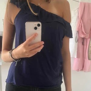 offshoulder topp - mörkblå topp som man kan ha som man vill! Funkar som off-shoulder, som vanligt men även med bara ena ärmen! Den har inga tecken på skador och passar nu i sommar! Kom privat för fler frågor! 💙