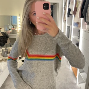 Cashmere tröja - 100% cashmere tröja. Grå med coolt tryck. Köpt i en butik i Cannes. Storlek M men passar en xs/s också✨💗