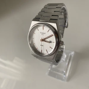 Tissot PRX - • Modell: Tissot PRX Quartz • Storlek: 40mm • Referens: T1374101103100 • År: 2023 • Skick: Bra • Medföljer: Watch Only 
