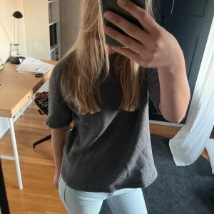 Stickad t-shirt - Grå stickad t-shirt som jag sytt om från en tröja🥰🥰 nice nu på våren!