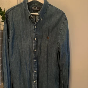 Polo ralph lauren skjorta - en snygg blå raffe skjorta i storlek XL i slimfit. Aldrig använd pga förstor men perfekt nu inför sommaren🤩 passar dig böst som är ca 185-188cm lång! hör av er vid frågor&bilder☺️☺️