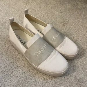 Calvin Klein skor - Vita sommarskor från Calvin Klein, endast använda ett fåtal gånger och i bra skick!
