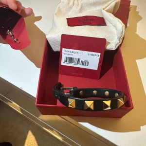 Valentino armband  - Så fint velentino armband, använt men i bra skick! 