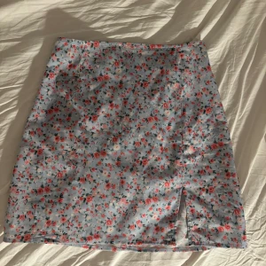 Supersöt blommig kjol! - Superfin blommig kjol från Chiquelle! Nyskick!  Liten slits och dragkedja där bak Skriv om ni har några frågor🥰